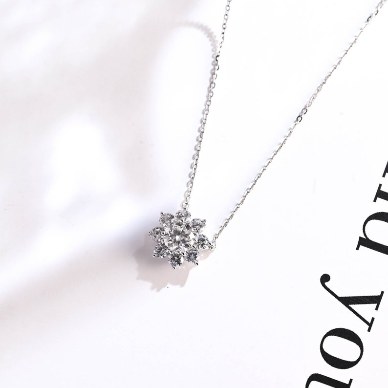 0.50 TCW Round Moissanite Diamond Halo Pendant Necklace in Solid Gold 1